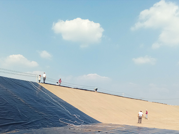 Pembinaan geomembrane